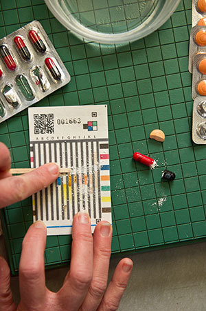 This paper test card is an inexpensive way to distinguish substitutes or diluted drugs from real medicines