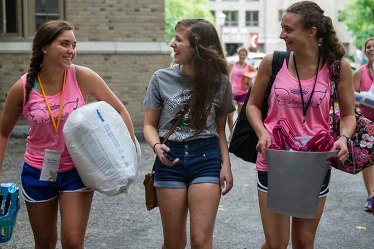Students move in to dorms