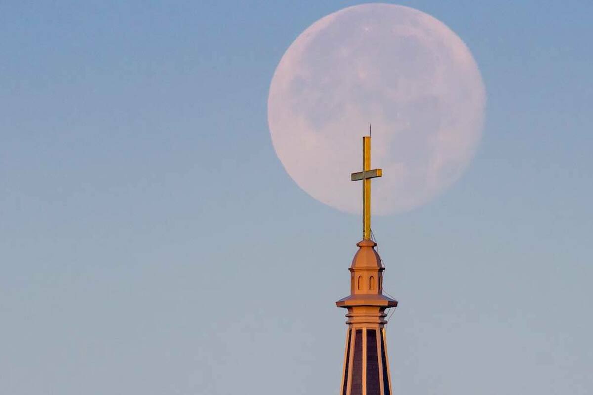 Basilica steeple and setting moon (Photo by Matt Cashore/University of Notre Dame)