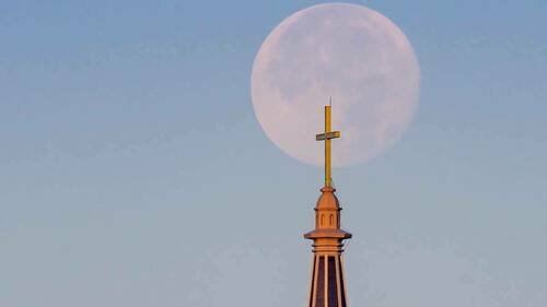 Basilica steeple and setting moon (Photo by Matt Cashore/University of Notre Dame)