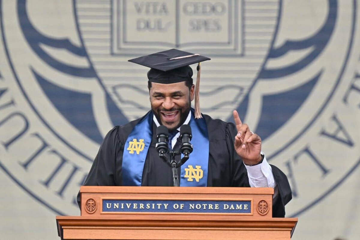 Jerome Bettis delivers a message to the class of 2022. (Photo by Matt Cashore/University of Notre Dame)