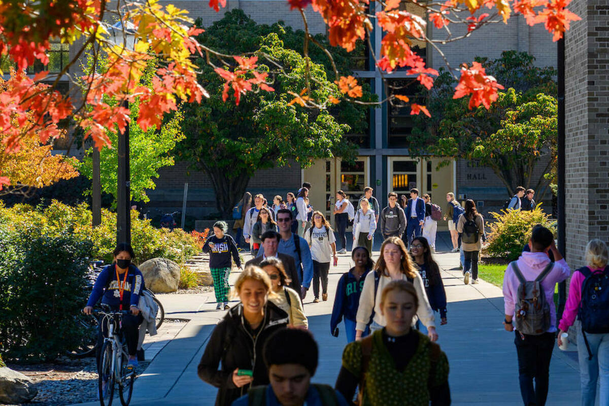 Students walk near DeBartolo classroom building (Photo by Matt Cashore/University of Notre Dame)